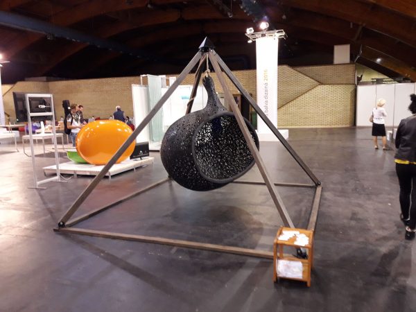 Pyramid Holder for nest chair